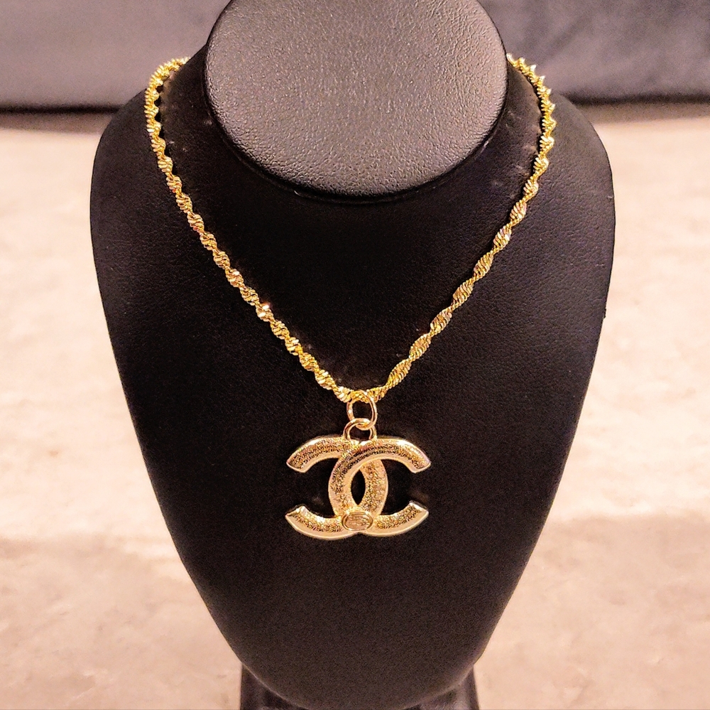 CHANEL CC 18K GOLD PLATED BLACK & WHITE CC LOGO PENDANT ON GOLD PLATED NECKLACE - Picture 7 of 13